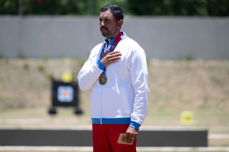 Jean Pizarro se lleva la mano al pecho durante La Borinqueña.