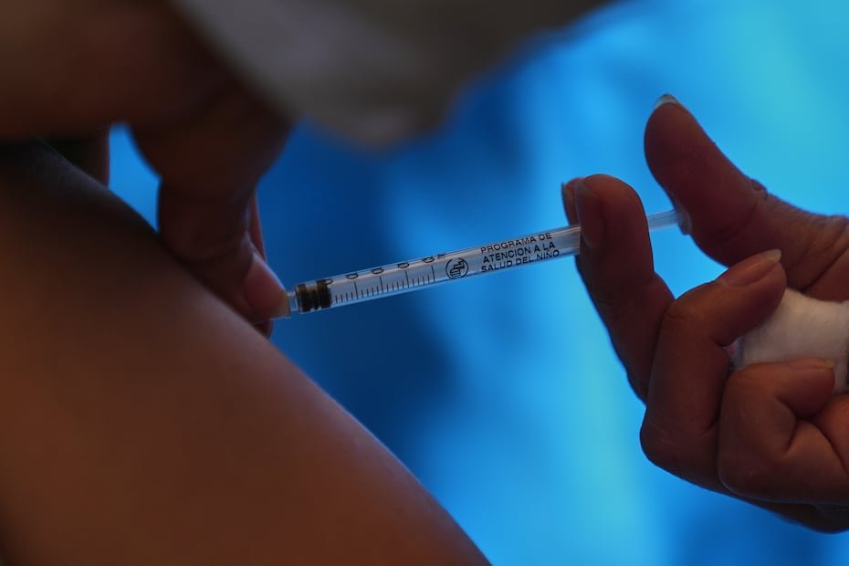 Una dosis de la vacuna contra el haemophilus influenze tipo b (Hib), si fue administrada en o después de los 15 meses de nacido.