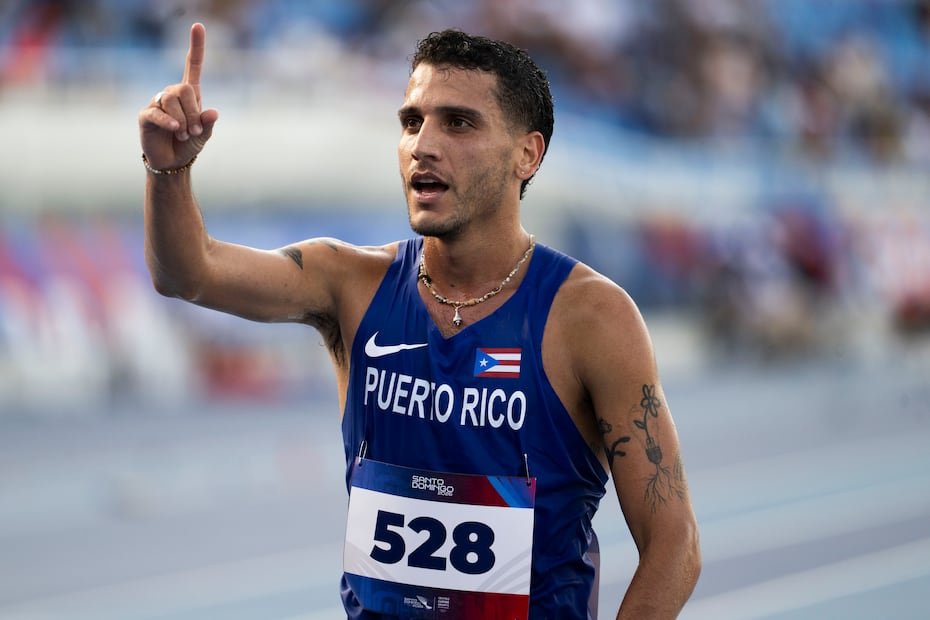 Víctor Ortiz festeja su presea plateada en Santo Domingo.