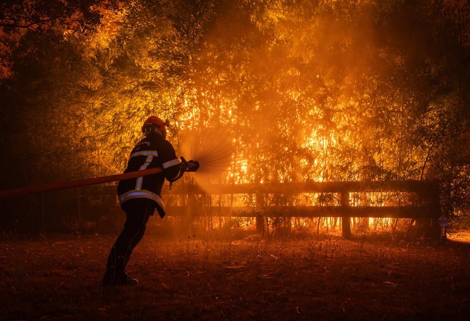 Las llamas superaban los esfuerzos de bomberos en la localidad de Ares, en el suroeste de Francia.