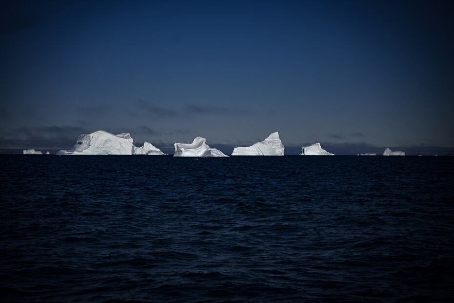 Varios icebergs se desplazan hacia el océano abierto. El informe también indica que la contribución del deshielo de Groenlandia a la subida del nivel del mar es mayor de lo que habría sido sin esta ola de calor.