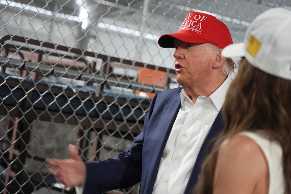 Según los medios, lo primero que hizo Trump a su llegada fue recalcar la belleza del lugar escogido para erigir 'Alligator Alcatraz' y bromear -como ya hizo antes desde el jardín de la Casa Blanca- sobre la presencia de caimanes en los alrededores.