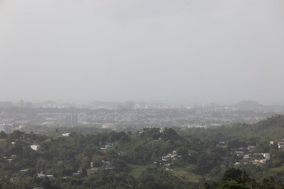 Una enorme nube de polvo del desierto del Sahara cubrió la mayor parte del Caribe el lunes en el mayor evento de su tipo este año mientras se dirige hacia Estados Unidos. En la foto, vista parcial desde el mirador Gavilán, en Guaynabo.