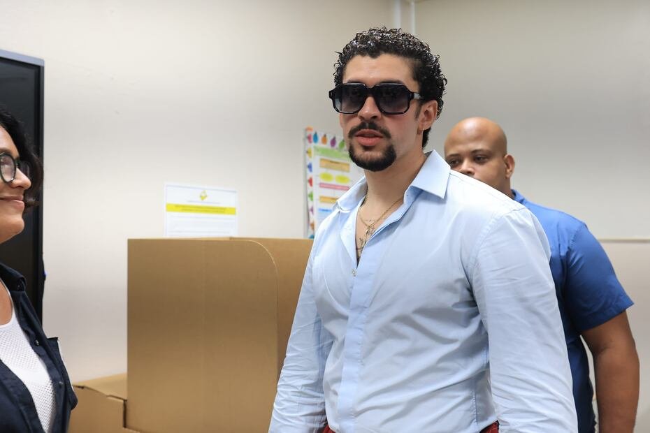 A través de su palabra, acción e inversión, Bad Bunny instó a los votantes puertorriqueños a “escuchar a su corazón y no dejarse engañar” en las elecciones del 2024. El exponente expresó públicamente su apoyo a la Alianza de País y emitió su voto en el colegio St. John’s, en Condado, donde fue abordado por simpatizantes que agradecieron su implicación en la campaña.