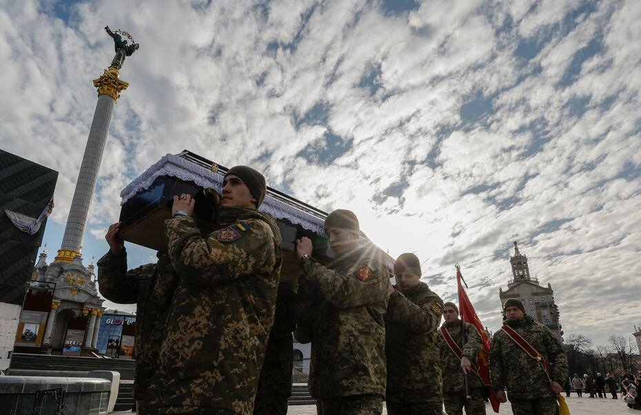 Familiares, amigos y camaradas del fallecido ciudadano polaco Filip Antosiak asisten a su ceremonia de despedida en la Plaza de la Independencia de Kiev.