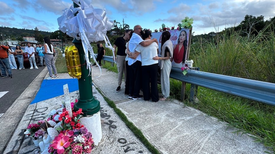 Cabrera Rivera enfrentaba, desde el 19 de agosto de 2025, dos cargos por los delitos de asesinato en primer grado, tipificado en el Artículo 93(a) del Código Penal, y por uso y/o portación de un arma blanca, bajo el Artículo 6.06 de la Ley de Armas (168-2019).