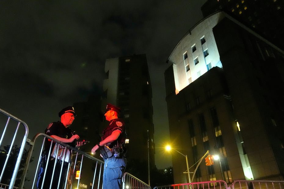 Agentes de la Policía de Nueva York establecieron un perímetro alrededor del tribunal federal donde Maduro comparecería a una vista judicial.