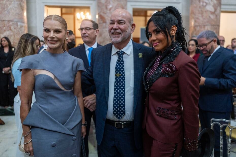 En febrero de 2026, junto a Olga Tañón y Carlos "Johnny" Méndez, presidente de la Cámara de Representantes.