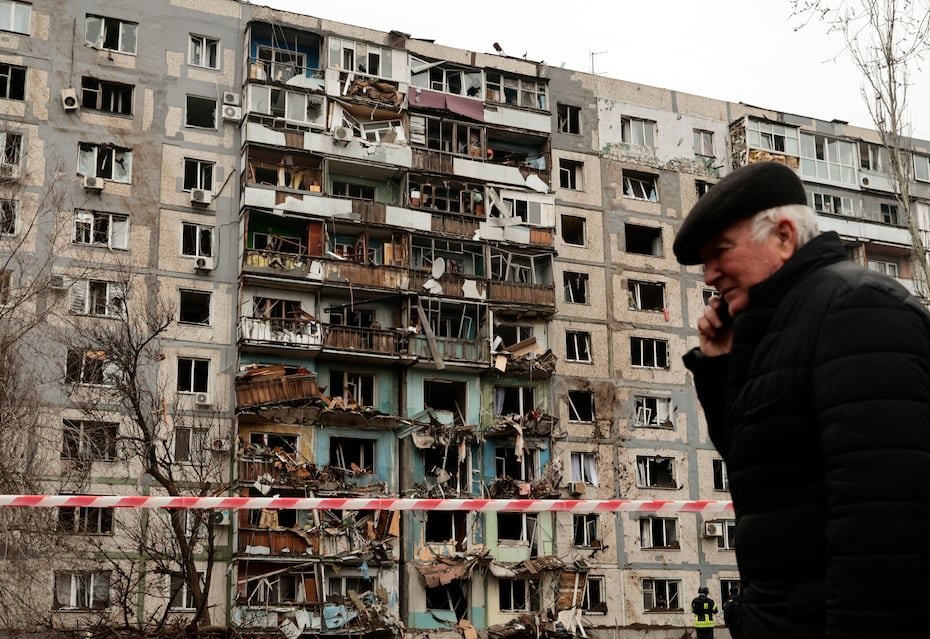 Un hombre pasa junto al lugar de un ataque con misiles cerca de un edificio residencial en Zaporizhia, Ucrania.