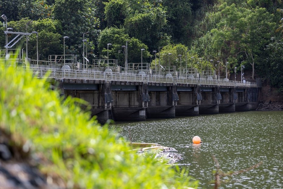 El embalse ocupa terrenos en los barrios Carraízo y La Gloria, de Trujillo Alto; Celada y Rincón, de Gurabo; y San Antonio, Río Cañas y Bairoa, de Caguas.
