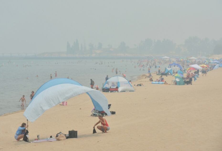El cielo ennegrecido por los incendios forestales de Canadá cubre Silver Beach y el lago Michigan, el jueves 16 de julio de 2026, en St. Joseph, Michigan.