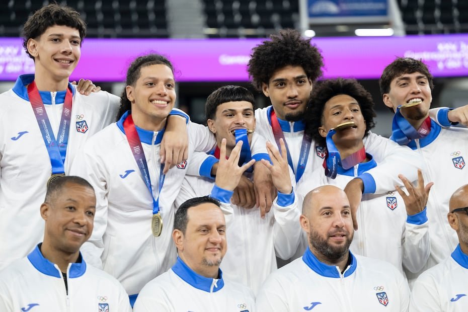El conjunto boricua posa para la foto oficial.