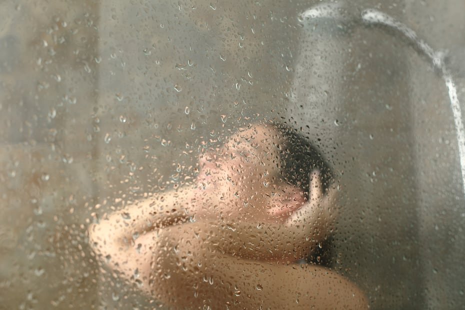 Dúchese en menos de cinco minutos. “Una ducha abierta durante 10 minutos gasta 26 1/2 galones de agua”, alerta la AAA.