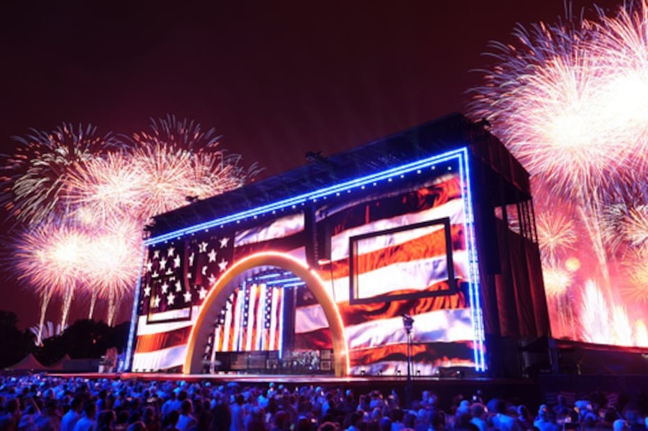 Los fuegos artificiales estallan durante el evento "Homenaje a Estados Unidos", una celebración del Día de la Independencia en honor al aniversario número 250 de la nación, en el National Mall de Washington D. C.