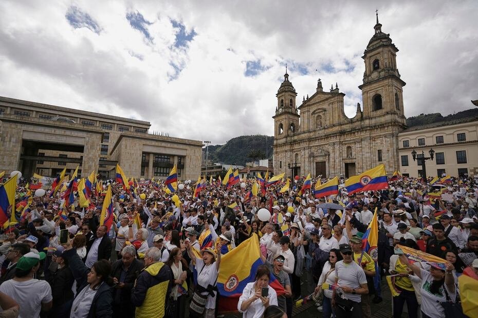 Una marea blanca portando la bandera de Colombia se desplazaba hacia el centro de la ciudad a una popular plaza donde se congregarían.