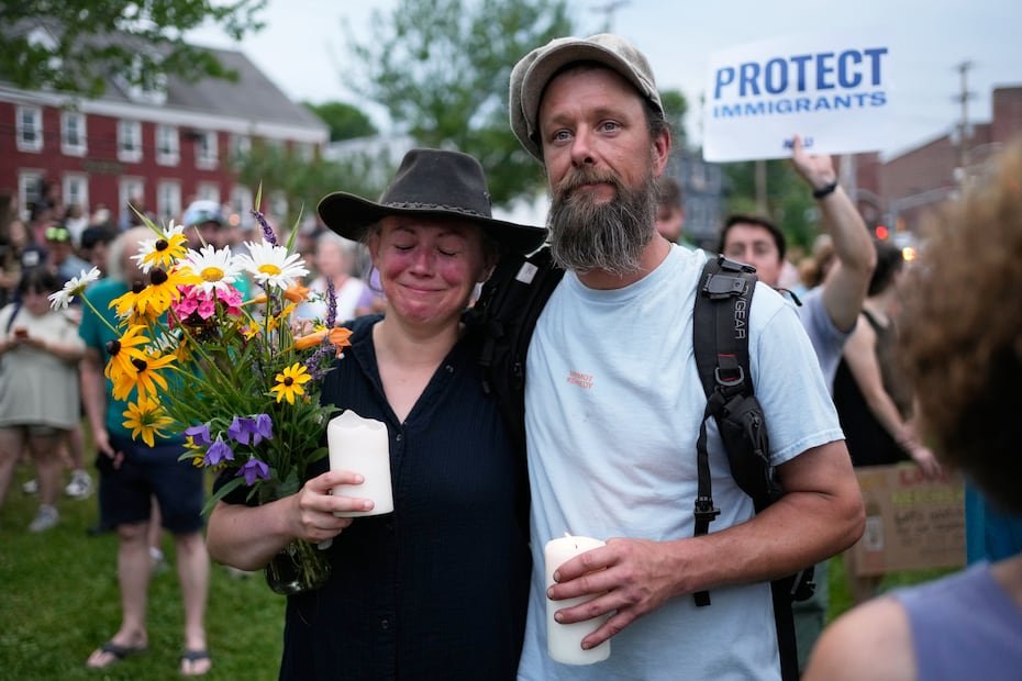 Tras el suceso, cientos de personas en Maine se han lanzado a las calles a protestar y a llorar a las víctimas de las intervenciones impulsadas por la administración de Donald Trump.
