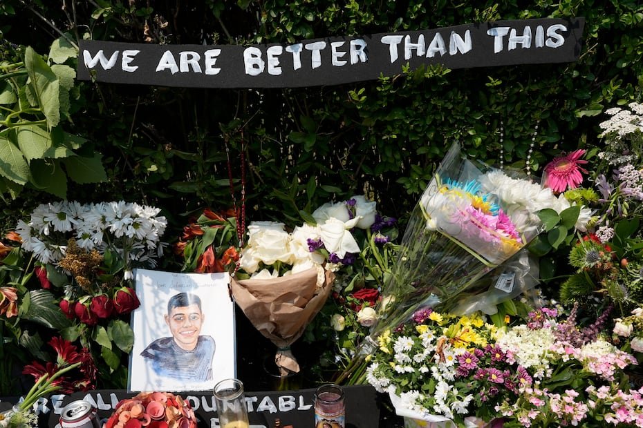 Una foto de Johan Sebastián Durán Guerrero, el joven asesinado por el ICE, aparece entre las flores colocadas en su memoria en una calle en Biddeford.