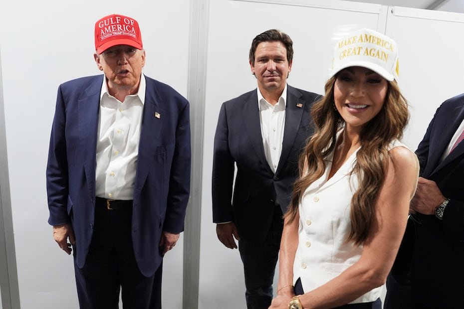 El presidente Donald Trump conversa con la prensa en compañía de Noem y DeSantis. Las autoridades prevén que el lugar acoja hasta a 5,000 migrantes como parte de los esfuerzos antimigratorios de la administración republicana.