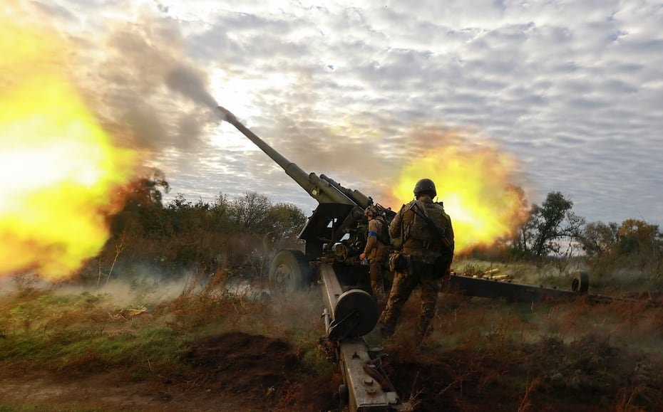 Militares ucranianos disparan desde un obús ruso Msta-B en una línea del frente cerca de la ciudad de Kupyansk.