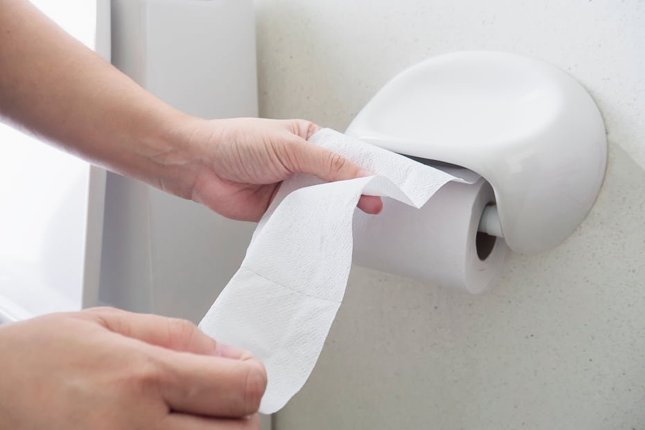 Bote el papel de baño en la basura y no dentro del inodoro.