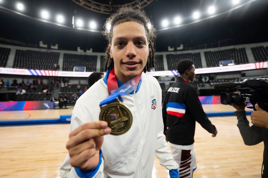 Felipe Quiñones muestra su medalla de oro.