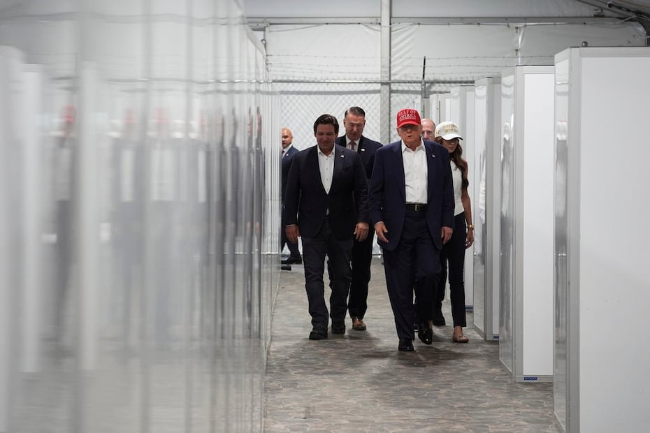 En esta imagen, Trump, De Santis, Noem y otro funcionario recorren el lugar.