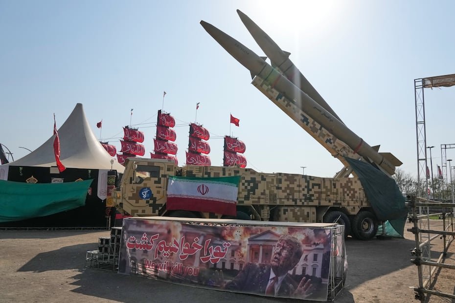 Misiles Zolfaghar, de fabricación nacional iraní, y misiles Zolfaghar Bassir son exhibidos por las fuerzas armadas mientras se observa una pancarta contra Trump con el mensaje en inglés y farsi "Te mataremos", durante una exhibición temporal en la plaza Azadi en Teherán