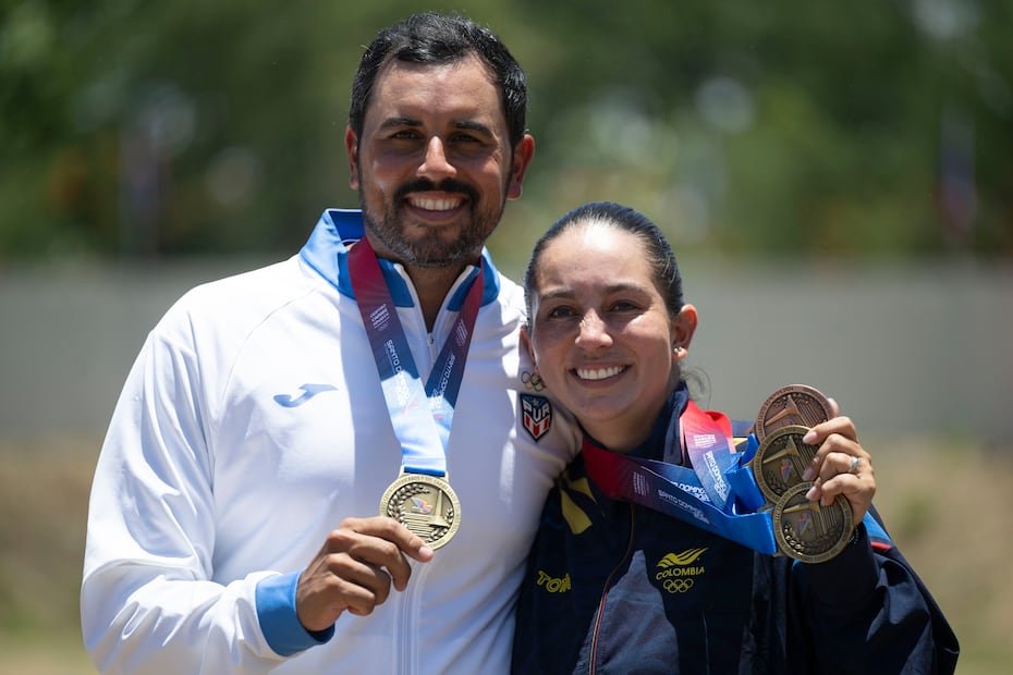 Jean Pizarro junto a su esposa, la colombiana Sara López, ambos medallistas centroamericanos.