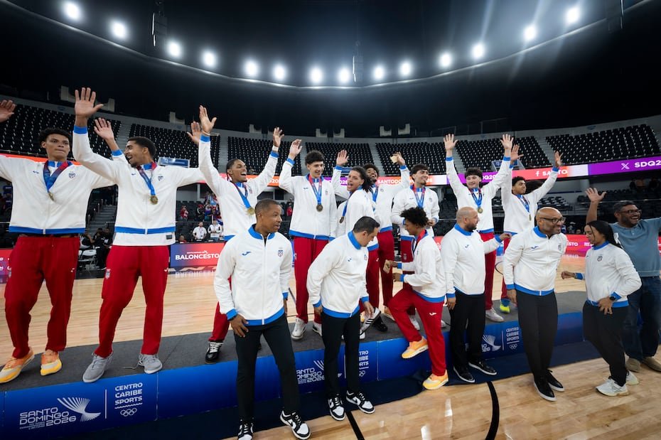 Jugadores y staff boricua festejan en el podio centroamericano.