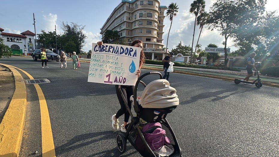 “Nos estamos reuniendo para reclamar a la gobernadora de Puerto Rico, Jenniffer González, que haga cambios en Acueductos porque no podemos seguir. Llevamos 13 meses sin agua”, indicó Alfredo Cullar, líder comunitario y miembro de la coalición.