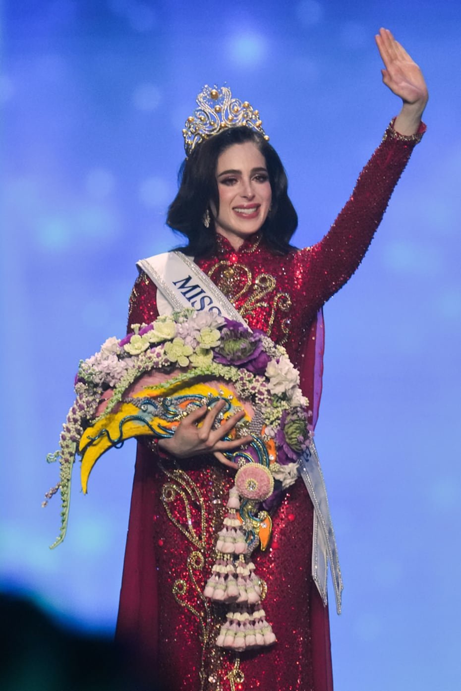 Miss México Fatima Bosch celebra su victoria en el certamen Miss Universo 2025 en Nonthaburi, al norte de Bangkok, en la provincia de Nonthaburi, Tailandia, el viernes 21 de noviembre de 2025. (Foto AP/Sakchai Lalit)