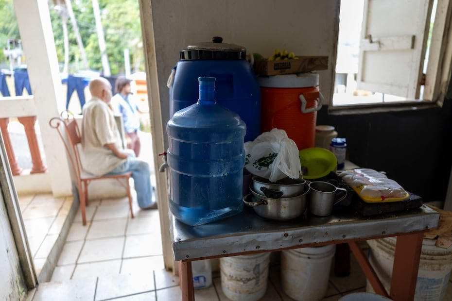 Efraín Bonilla, vecino del barrio Guzmán Abajo, aparece frente a su residencia, donde ubica un contenedor que llena con agua de lluvia.