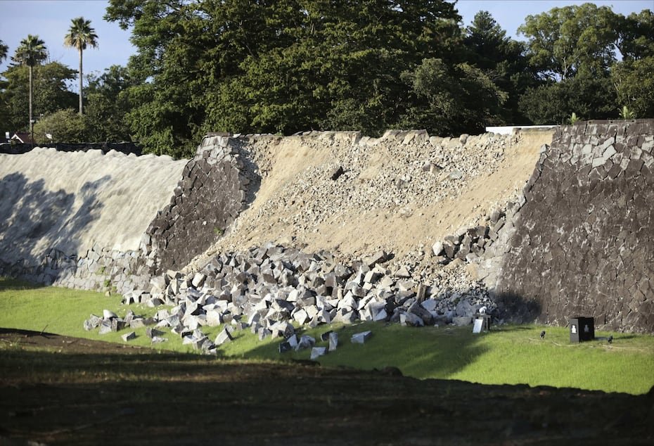Un tren se descarriló y cayó de lado en la estación de Yatsushiro, y varios muros de piedra resultaron dañados en el castillo de Kumamoto.
