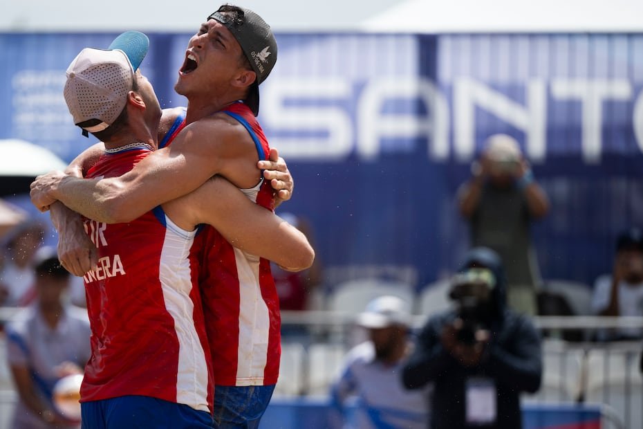 Daniel Rivera, derecha, y William Rivera celebran el bronce en el voleibol de playa.