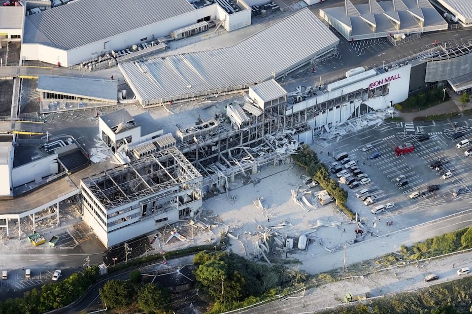 El segundo piso del centro comercial Aeon Mall en Kashima Town colapsó, atrapando a un número desconocido de personas.