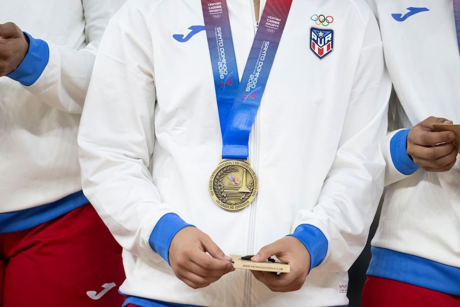 Las campeonas puertorriqueñas posan con sus medallas tras la ceremonia.